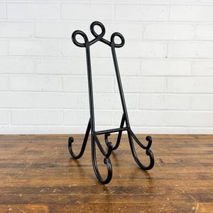 Black Metal Scroll Tabletop Easel – 15&quot; Freestanding Display Stand, Ornate Curved Easel for Art, Signs, Plates or Photos