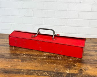 Caja de herramientas vintage de metal rojo / Caja de herramientas industrial con un aspecto desgastado / Almacenamiento rústico de granja / Decoración primitiva / Caja de metal patinado
