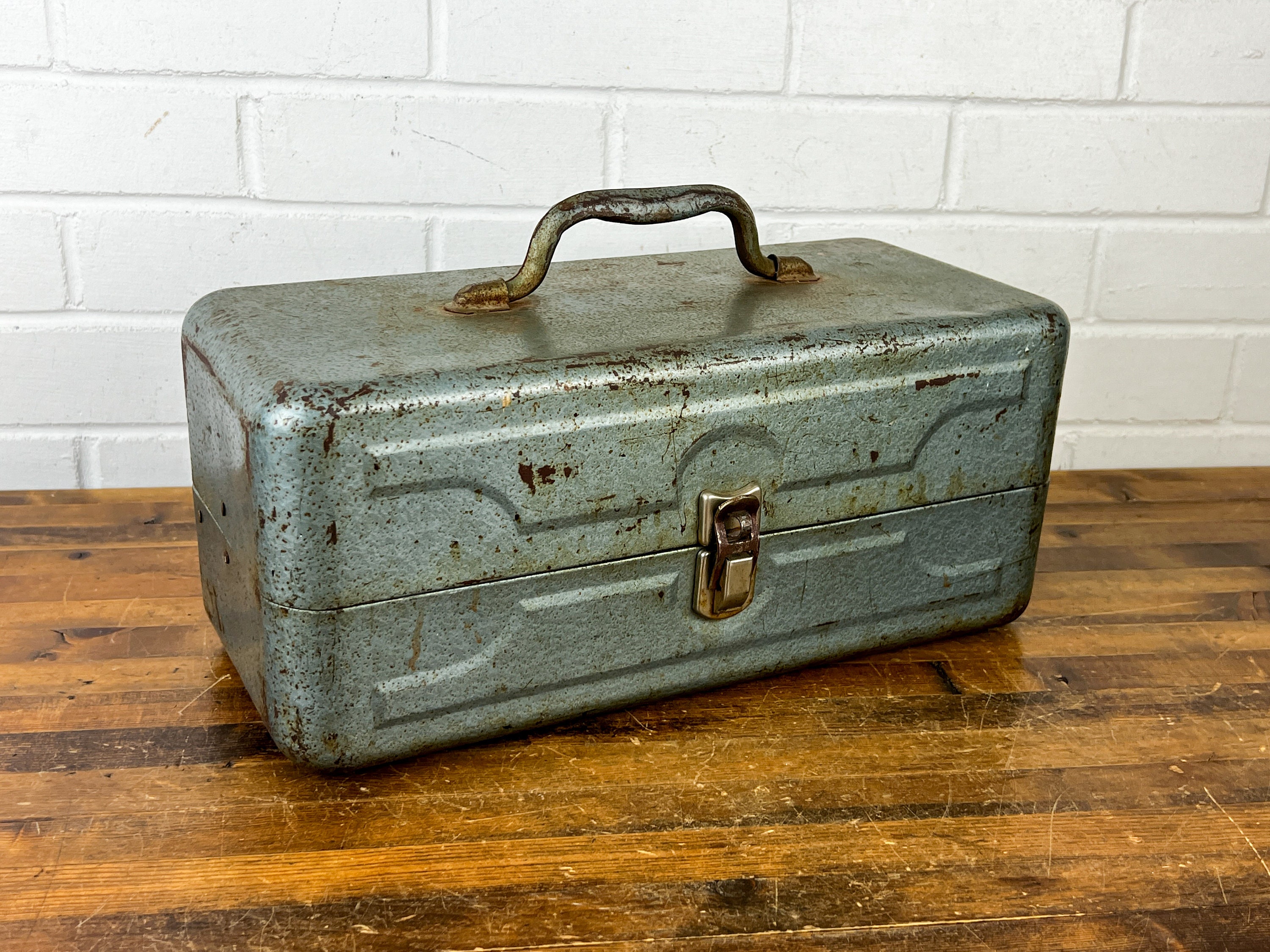 Distressed Vintage Blue Metal Tackle Box Old Fishing Gear Metal Box With  Lid Old Fishing Gear Metal Box to Display Fishing Decor -  Canada