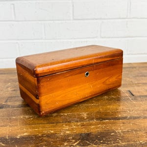 Vintage Lane Mini Cedar Chest – Hellums Furniture Altavista Virginia – Keepsake Box No Key
