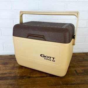 Vintage Gott Tote 12 Cooler – Two-Tone Brown Hard-Sided Ice Chest with Handle & Ice Pack, 1980s Rubbermaid Era