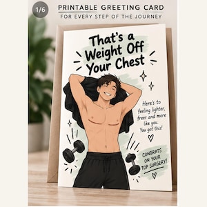 Peut inclure: Une carte de vœux illustrée montrant une personne souriante tenant un t-shirt noir derrière sa tête, avec le texte : That's a Weight Off Your Chest, Here's to feeling lighter, freer and more like you. You got this! CONGRATS ON YOUR TOP SURGERY!