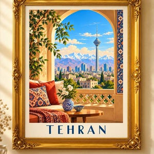 以下が含まれることがあります： TEHRANと書かれた額入りアートプリント。アーチ越しに見えるミラドタワー、雪を頂いた山々、街のスカイラインが描かれています。手前には赤いクッション、柄物のスロー、青い花瓶が置かれたバルコニーが表現されています。