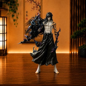 Puede incluir: Una figura de estilo anime detallada de un personaje con cabello largo negro, vistiendo pantalones hakama negros y vendas blancas envueltas alrededor del torso y los pies, con efectos de energía oscuros y arremolinados en tonos morados y azules.