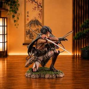 Puede incluir: Una figura detallada de estilo anime con cabello negro, vistiendo una chaqueta marrón, pantalones blancos y botas altas, arrodillada sobre una base de hierba. El personaje sostiene dos espadas plateadas con marcas rojas.