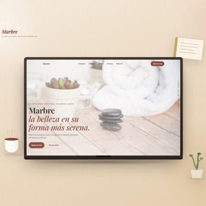 Puede incluir: Una plantilla de sitio web para un salón de belleza llamado Marbre, con una imagen de cabecera de una suculenta, una toalla blanca y piedras apiladas sobre una superficie de madera. El texto dice Marbre, la belleza en su forma más serena.