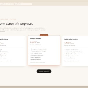 Może przedstawiać: Interfejs strony internetowej prezentujący trzy pakiety usług o nazwach Celebraci&oacute;n &Iacute;ntima, Evento Completo oraz Celebraci&oacute;n Destino. Układ zawiera białe karty z czarnym tekstem na jasnym tle oraz czarny przycisk z napisem Reservar consulta.