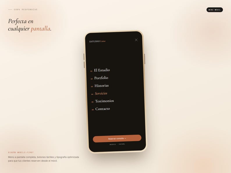 Może przedstawiać: Smartfon wyświetlający interfejs mobilnej strony internetowej w ciemnej kolorystyce dla Estudio Luna. Ekran zawiera menu nawigacyjne z opcjami El Estudio, Portfolio, Historias, Servicios, Testimonios, Contacto oraz przycisk Reservar consulta.