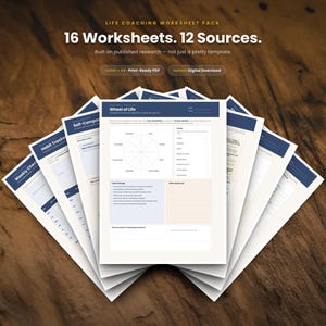 Könnte beinhalten: Ein Life-Coaching-Arbeitsblatt-Paket mit 16 Arbeitsblättern und 12 Quellen. Die Dokumente sind fächerförmig angeordnet, wobei das oberste Blatt den Titel Wheel of Life trägt. Der Text lautet 16 Worksheets. 12 Sources. Built on published research.