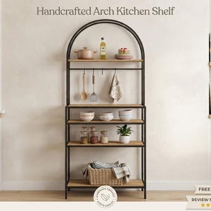 Può includere: Un alto scaffale da cucina in metallo nero con parte superiore ad arco e cinque ripiani in legno chiaro. L'unità presenta una barra con ganci per utensili e un panno. Il testo Handcrafted Arch Kitchen Shelf è visualizzato sopra la struttura.