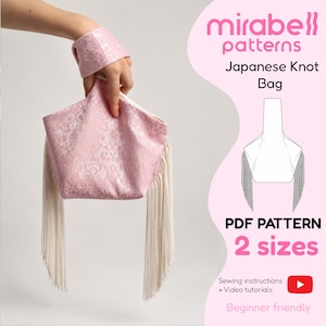 Könnte beinhalten: Eine hellrosa japanische Knotentasche mit strukturiertem Blumenmuster und langen weißen Fransen an beiden Seiten. Der Text auf dem Bild lautet: mirabell patterns, Japanese Knot Bag, PDF PATTERN, 2 sizes, Sewing instructions + Video tutorials.