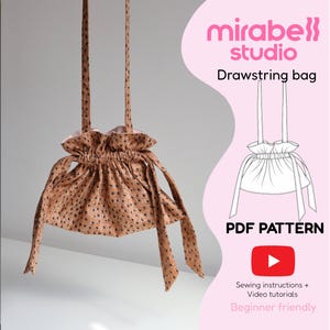 Könnte beinhalten: Ein brauner Beutel mit Kordelzug und kleinem schwarzen Blumenmuster, ausgestattet mit zwei langen Schulterriemen und einem gerafften Verschluss. Das Bild enthält den Text mirabell studio, Drawstring bag, PDF PATTERN und Sewing instructions + Video tutorials.