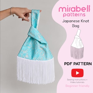Peut inclure: Un sac à nœud japonais en tissu bleu clair avec un motif floral argenté et une longue frange blanche en bas. Le texte indique Mirabell patterns, Japanese Knot Bag, PDF PATTERN, et Sewing instructions + Video tutorials.