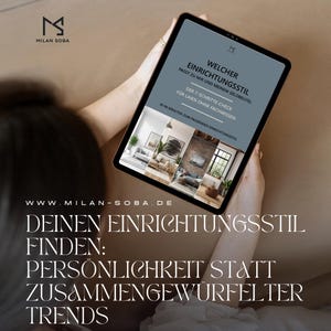 Könnte beinhalten: Ein Tablet zeigt einen digitalen Ratgeber mit dem Titel WELCHER EINRICHTUNGSSTIL PASST ZU MIR UND MEINEM GELDBEUTEL und Innenraumfotos. Darunter steht der Text DEINEN EINRICHTUNGSSTIL FINDEN: PERSÖNLICHKEIT STATT ZUSAMMENGEWÜRFELTER TRENDS.