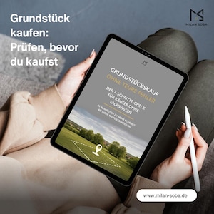 Op de afbeelding: Een digitale tablet met een gids getiteld Grundstückskauf ohne teure Fehler, met een checklist van 7 stappen voor landkopers. Het scherm toont een groen veld met een locatie-icoon en het websiteadres www.milan-soba.de onderaan de afbeelding.