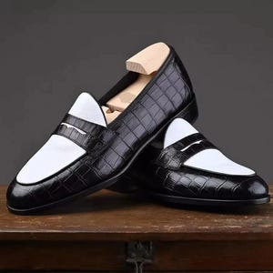 Mocasines de cuero negro para hombre, hechos a mano, con estampado de cocodrilo, estilo elegante bicolor en blanco y negro.