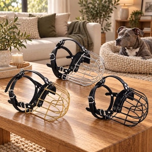 Puede incluir: Tres bozales para perro con correas de cuero negro y jaulas de metal. Un bozal tiene una jaula plateada, otro una jaula dorada y otro una jaula negra. Cada bozal cuenta con correas de cuero ajustables con hebillas y remaches de metal.