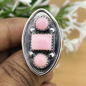 Handgefertigter Statement-Ring aus 925er Sterlingsilber mit rosa Muschel, Schmuck im Südwest-Boho-Stil
