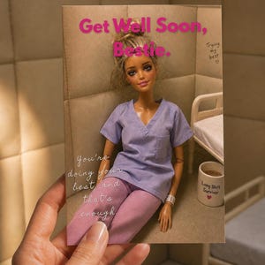 Könnte beinhalten: Eine Grußkarte mit einer Puppe in einem hellvioletten Kasack und einer rosafarbenen Hose. Der Text lautet: Get Well Soon, Bestie. Trying my best. You're doing your best and that's enough. Die Karte zeigt ein Krankenzimmer mit einem Bett und einer Tasse mit der Aufschrift Long Shift Survivor.