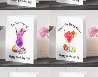 Peut inclure: Une collection de six cartes de vœux blanches présentant des illustrations à l'aquarelle de divers cocktails. Chaque carte affiche une boisson unique, incluant des tons bleu, jaune, rose, rouge, vert et orange, avec le texte Happy Birthday Lily.