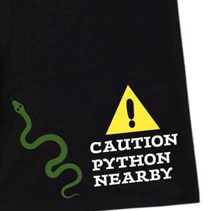 Peut inclure: Un t-shirt noir avec un motif de serpent vert sur le c&ocirc;t&eacute; gauche et un panneau d'avertissement triangulaire jaune avec un point d'exclamation au-dessus du texte blanc CAUTION PYTHON NEARBY en police grasse, carr&eacute;e et sans empattement.