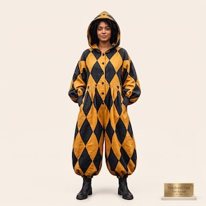 Könnte beinhalten: Ein Kapuzen-Jumpsuit mit einem schwarz-senfgelben Rautenmuster, langen Ärmeln mit eng anliegenden Bündchen, einer durchgehenden Knopfleiste und weit geschnittenen Beinen. Das Kleidungsstück wird neben einem Schild mit der Aufschrift VeydranCraft Fine Apparel Est. 2018 gezeigt.