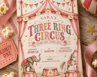 Pode incluir: Um cartão de convite retangular com uma ilustração de tenda de circo em riscas cor-de-rosa e creme, estrelas douradas e bandeirolas. O texto diz: Tara's Three Ring Circus, Come One, Come All, Saturday June 14, 2:00 PM, 456 Meadow Lane.