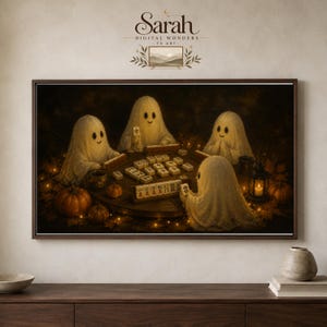 Peut inclure: Une impression murale rectangulaire représentant quatre fantômes blancs assis autour d'une table ronde en bois en train de jouer au mah-jong. La scène inclut des citrouilles orange, des guirlandes lumineuses et une lanterne dans un décor sombre aux tons chauds. Le texte Sarah Digital Wonders TV Art est visible en haut.