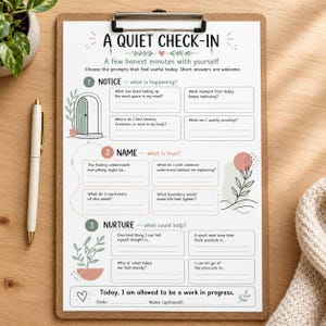 Pode incluir: Uma folha de trabalho branca intitulada A QUIET CHECK-IN numa prancheta castanha. O documento apresenta três secções: NOTICE, NAME e NURTURE, cada uma com perguntas e linhas em branco para escrever. Inclui ilustrações de plantas e uma porta.