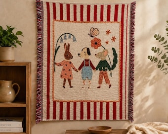 Arazzo vintage con animali in stile folk, coniglio, cane e topo mano nella mano, decorazione murale in stile boho.