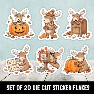 Peut inclure: Un ensemble de 20 autocollants découpés représentant des personnages d'élans dans des décors d'automne. Les motifs incluent un élan dans une citrouille, tenant une tasse, dans une boîte aux lettres, tenant une enveloppe Happy Mail, et serrant une citrouille.