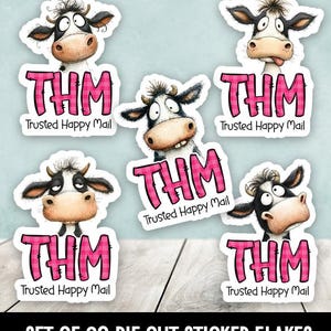 Könnte beinhalten: Eine Sammlung von gestanzten Aufklebern mit Cartoon-Kühen mit verschiedenen Gesichtsausdrücken. Jeder Aufkleber zeigt die Buchstaben "THM" in rosa Karomuster mit "Trusted Happy Mail" darunter. Die Aufkleber sind vor einem hellblauen Hintergrund.