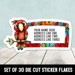 以下が含まれることがあります： カラフルなオウムのイラストが描かれたダイカットステッカー。白いテキストボックスと花のボーダーがあります。テキストボックスには「YOUR NAME HERE, ADDRESS LINE ONE, ADDRESS LINE TWO, ADDRESS LINE THREE」と書かれています。このステッカーは、宛名ラベル用に設計されています。
