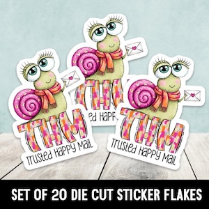 Könnte beinhalten: Satz von gestanzten Aufklebern mit skurrilen Schneckenillustrationen. Jede Schnecke hat ein rosa Gehäuse, einen orangefarbenen Schal und hält einen Brief. Die Aufkleber tragen den Text "THM Trusted Happy Mail".