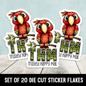 以下が含まれることがあります： 枝にとまっている漫画のオウムが描かれた、3つのダイカットステッカーフレーク。オウムは赤、オレンジ、黄色で、大きな目とベージュのくちばしがあります。ステッカーには「THM Trusted Happy Mail」の文字が緑色のヒョウ柄で書かれています。