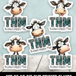 Könnte beinhalten: Eine Reihe von Aufklebern mit Cartoon-Kühen in verschiedenen Posen. Jeder Aufkleber zeigt die Buchstaben "THM" in Türkis und den Text "Trusted Happy Mail". Die Aufkleber sind auf weißem Hintergrund.