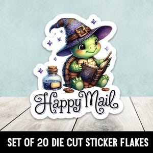 Peut inclure: Un ensemble de 20 autocollants découpés en flocons représentant une tortue de dessin animé portant un chapeau de sorcière violet et vert et tenant un livre. La tortue est assise sur une pile de pièces d'or. L'autocollant comprend également une petite bouteille de liquide bleu et le texte "Happy Mail".