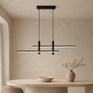 Pode incluir: Uma luminária pendente linear preta fosca com duas barras horizontais suspensas por uma base retangular. O design inclui dois componentes cilíndricos verticais que conectam as barras, emitindo luz ao longo das bordas.