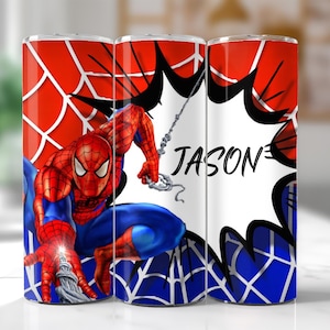 Puede incluir: Un vaso cilíndrico con el gráfico de un superhéroe rojo y azul en posición agachada, sobre un patrón de telaraña rojo y azul. Un bocadillo de cómic blanco contiene el nombre JASON escrito en letras negras estilizadas.