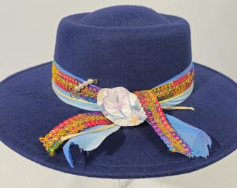 Festivalhut mit breiter Krempe in Marineblau mit Federn und verziertem Besatz – Midnight Caravan