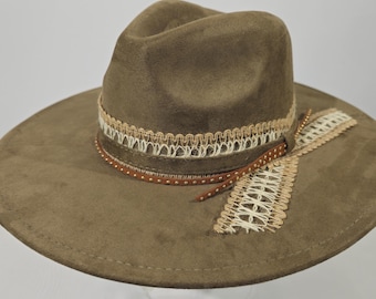 Olivgrüner Boho-Westernhut mit breiter Krempe und Spitze – The Wayfinder