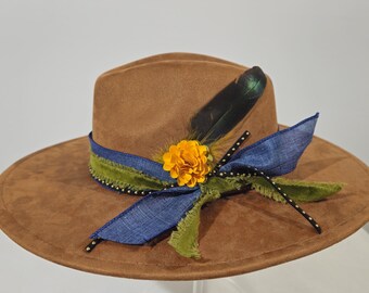 Karamellbrauner, breitkrempiger Blumenhut mit Feder – Sunroot