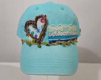 Hellblaue Boho-Baseballkappe mit Herz, Spitze und Ranken – Wildheart