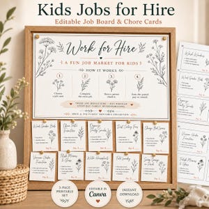 以下が含まれることがあります： 木製の掲示板にKids Jobs for Hireの印刷可能なセットが飾られています。ボードにはWork for Hireの看板と説明書きがあり、その下に10枚の家事カードが留められています。各カードにはタスクと支払い額を記入する欄が記載されています。
