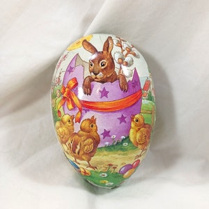 Vintage cartón papel Mache huevo de Pascua caramelo titular hecho en Alemania tres polluelos conejo conejo púrpura huevo primavera escena 6"