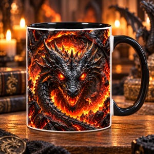 Peut inclure: Un mug en céramique avec une anse et un intérieur noirs, orné d'un motif détaillé représentant un dragon noir aux yeux rouges incandescents et aux écailles acérées, entouré de flammes orange et jaunes sur un fond rocheux sombre.