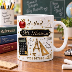 Könnte beinhalten: Ein weißer Keramikbecher mit einem roten Apfel, einem schwarzen Taschenrechner, einem goldenen Zirkel, einem goldenen Geodreieck, dem Text Mr. Harrison, mathematischen Formeln wie a Quadrat plus b Quadrat gleich c Quadrat und den Zahlen 1234567890.