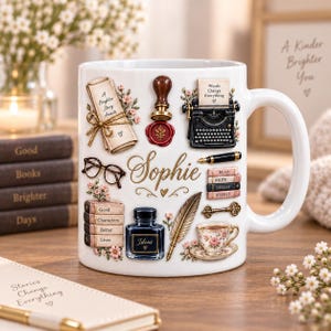 Puede incluir: Una taza de cerámica blanca con el nombre Sophie en letra dorada, rodeado de ilustraciones de un pergamino, sello, máquina de escribir, gafas, libros apilados, tintero, pluma, bolígrafo, llave y una taza de té con plato.