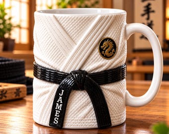 Personalisierter Kampfsportbecher, Kaffeetasse mit individuellem Namen und schwarzem Gürtel, Geschenk inspiriert von Karate und Jiu-Jitsu für Kämpfer und Trainer