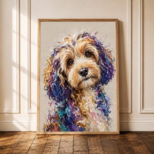 Op de afbeelding: Een ingelijste kunstdruk met een expressief, schilderachtig portret van een hond met krullend haar. Het kunstwerk gebruikt een levendig kleurenpalet van goudbruin, dieppaars en taling, met zichtbare penseelstreken en verfspatten op een lichte achtergrond.